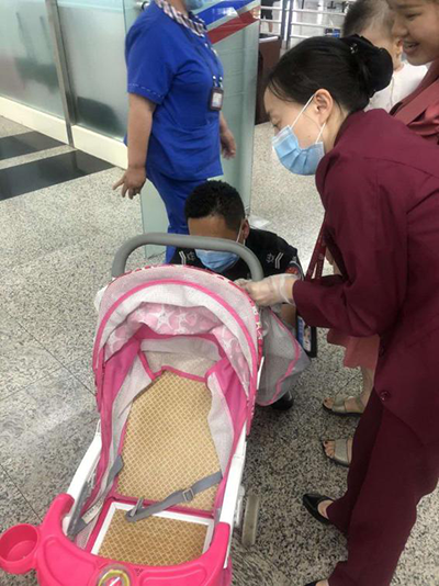 圖片1.png“真情服務(wù)”是讓旅客更加安心、放心、舒心的出行。行查室作為部門進(jìn)港服務(wù)的最后一個環(huán)節(jié)，在日常工作中也很注重服務(wù)細(xì)節(jié)。6月10日，行查室工作人員幫助旅客打開嬰兒車，為她排憂解難。.png