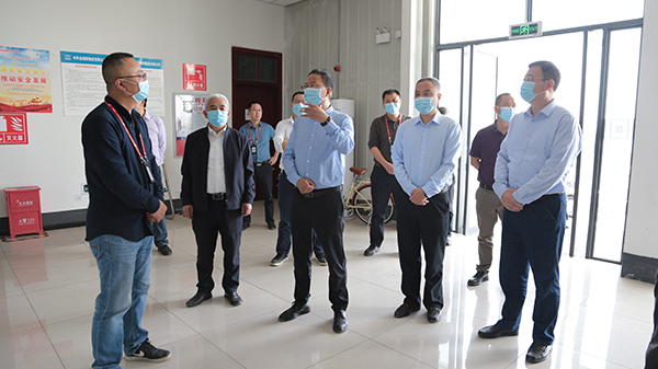 1651215165524256.jpg 市政協(xié)副主席趙朝暉在綿陽機(jī)場(chǎng)視察監(jiān)督2.jpg