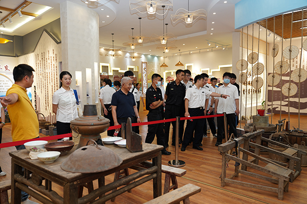 “助力鄉(xiāng)村振興，踐行艱苦奮斗” 將新員工黨性教育活動搬到對口幫扶村.jpg