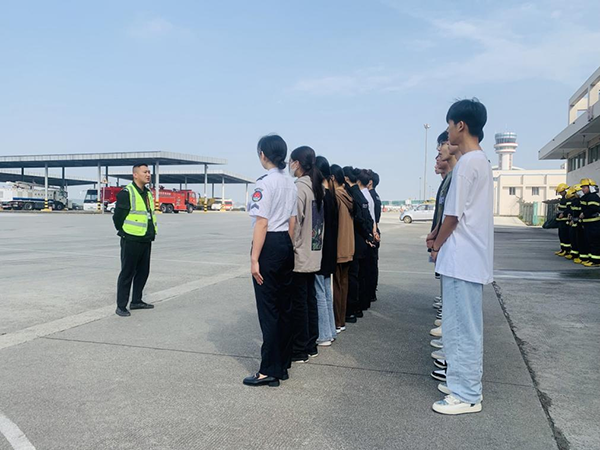 綿陽(yáng)機(jī)場(chǎng)安檢站對(duì)閬中機(jī)場(chǎng)、民航校  實(shí)習(xí)生開展軍訓(xùn).png