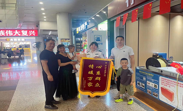 心系群眾，情暖萬(wàn)家—— 綿陽(yáng)機(jī)場(chǎng)安檢站暖心服務(wù)獲錦旗.png